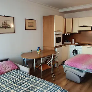  Apartment Close To Beaches And Shops, Up 6 Pers France